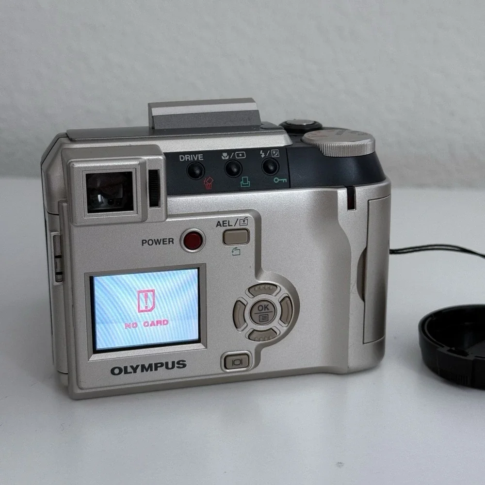 Olympus Camedia C-720 Ultra Zoom 3.0MP Digital CAMERA ONLY Silver POWERS ON
